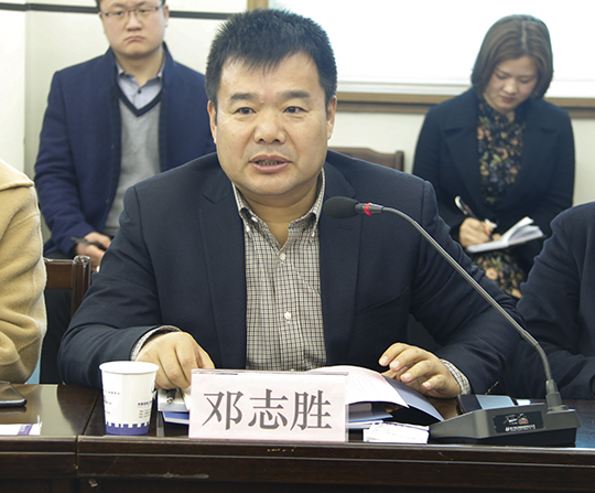 新乡房地产协会会长邓志胜发表讲话